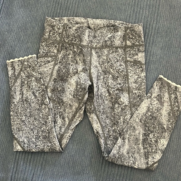 Lululemon Tight Stuff Tights Scalloped Leggings - Picture 4 of 9